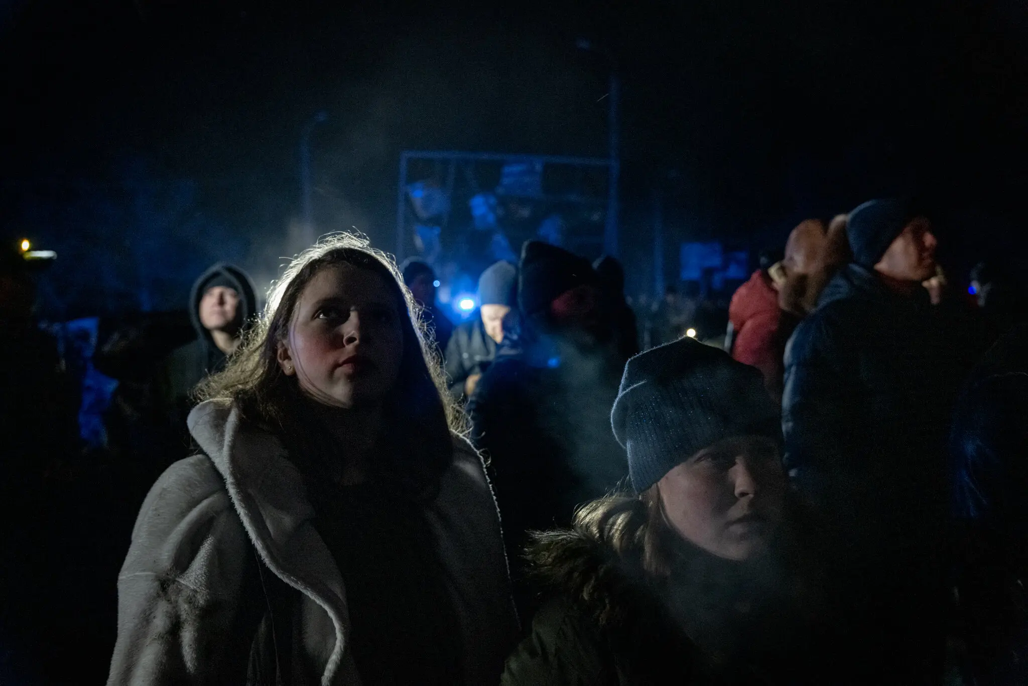 Мешканці спостерігають за тим, як рятувальники шукають зниклих після того, як ракета влучила у великий житловий будинок у Дніпрі 14 січня